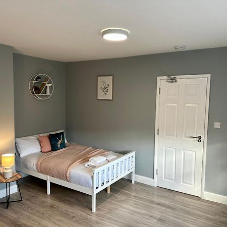 Cosy En-Suite Double Room1 Heathrow Accommodation Northolt  ภายนอก รูปภาพ