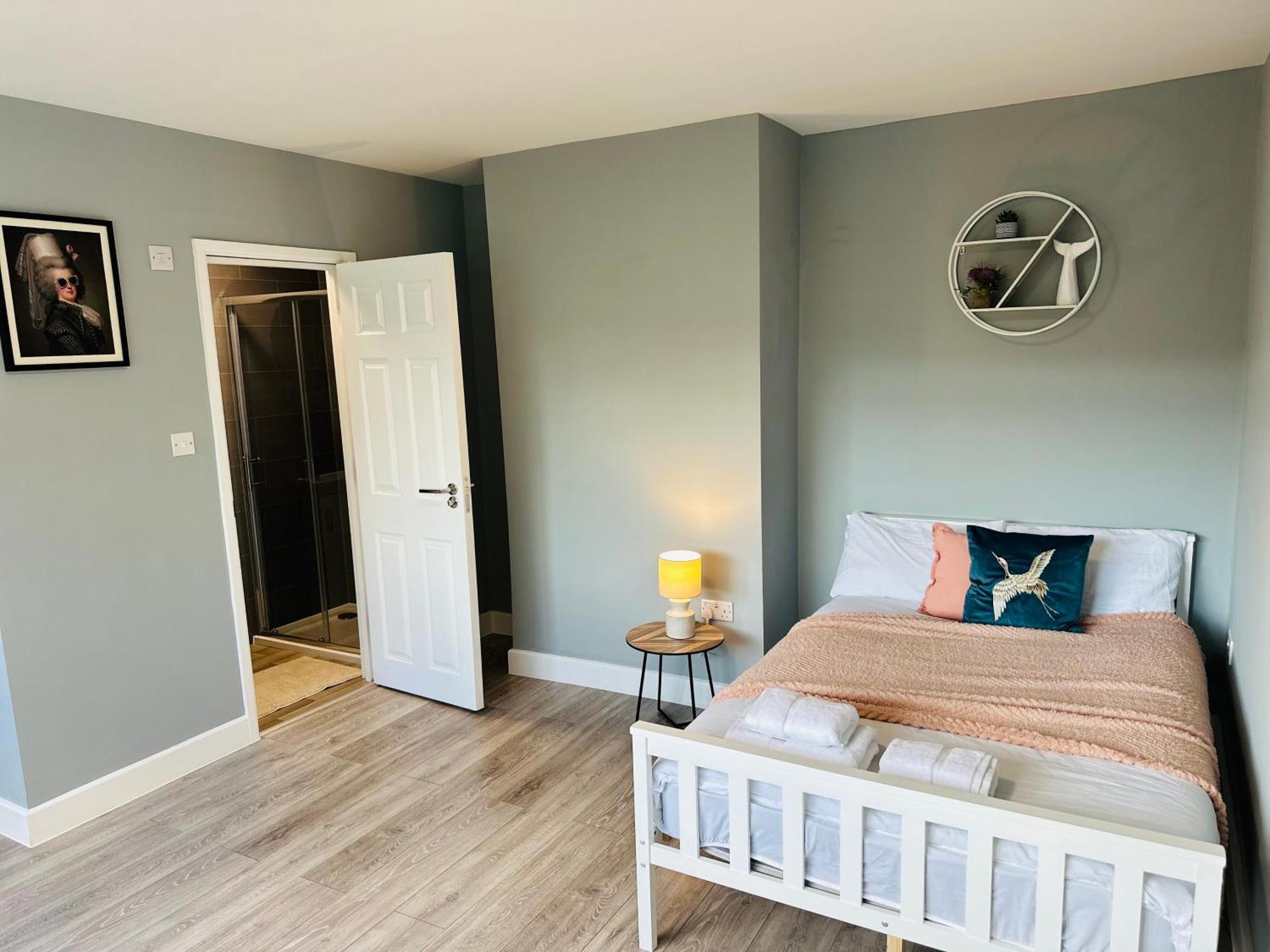 Cosy En-Suite Double Room1 Heathrow Accommodation Northolt  ภายนอก รูปภาพ
