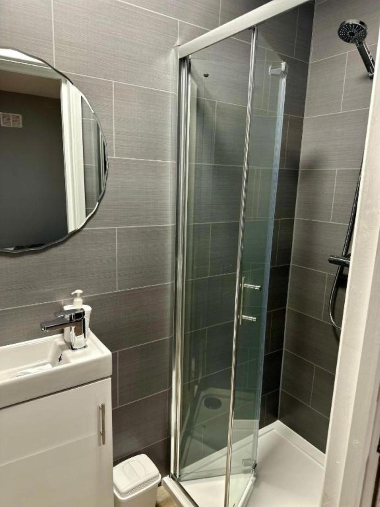 Cosy En-Suite Double Room1 Heathrow Accommodation Northolt  ภายนอก รูปภาพ